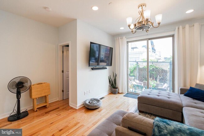 Building Photo - 2029 E Huntingdon St