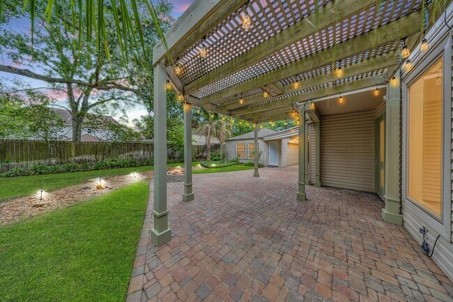 Building Photo - 11503 Lakeside Pl Dr