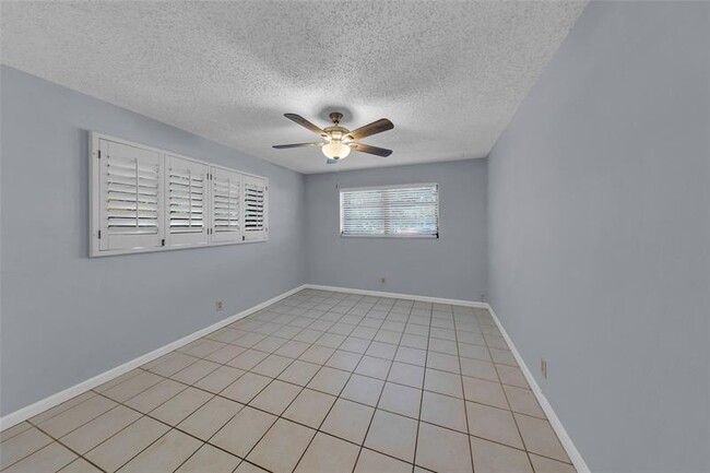 Building Photo - 608 NE 21st Ct