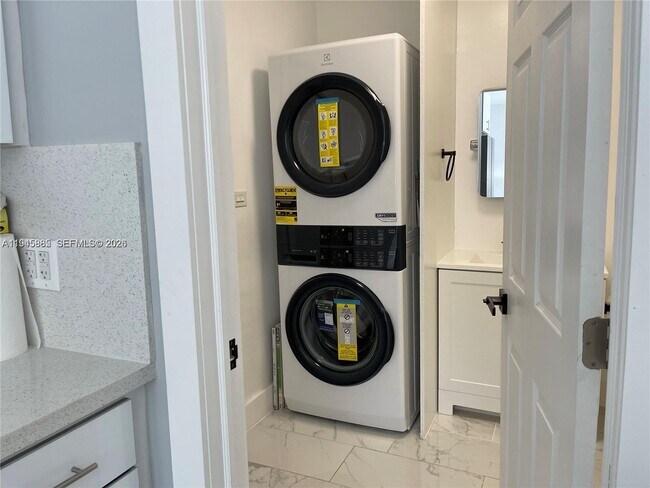 Building Photo - 1541 N 71st Terrace