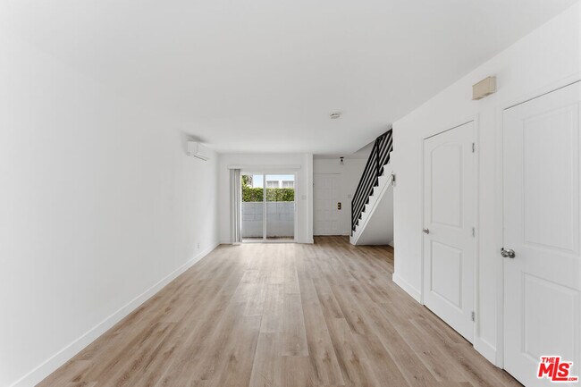 Building Photo - 825 S Detroit St