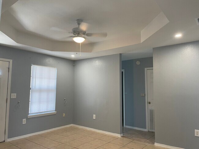 Building Photo - 1015 Hope River Dr