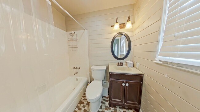 Building Photo - 3 Bedroom 2 Bath in National Hills