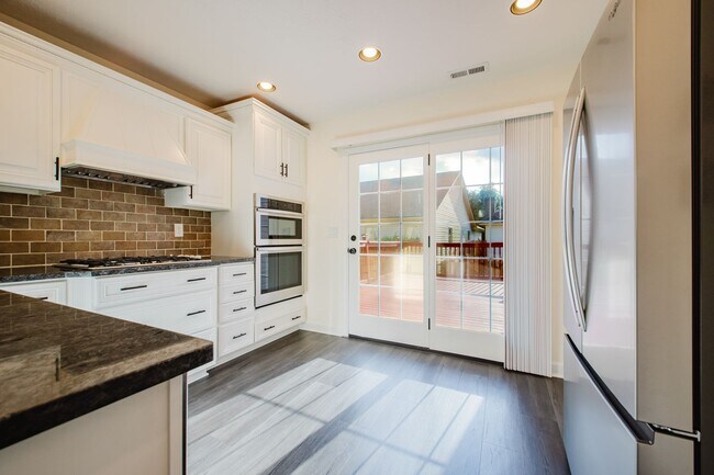 Building Photo - Move-in-ready 3 bed / 3 Full Bath In Louisville's Four Seasons — Fully Updated, No Carpet, Fiber ...