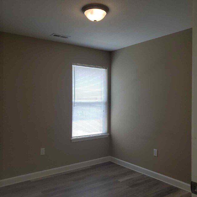 Building Photo - 901 W Gay St