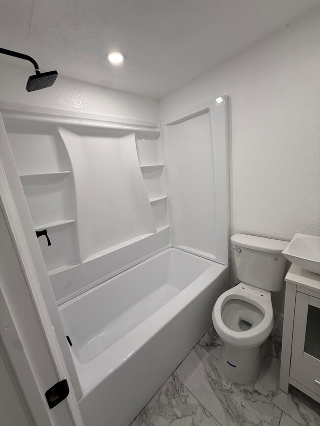 Building Photo - 6502 W Clifton St