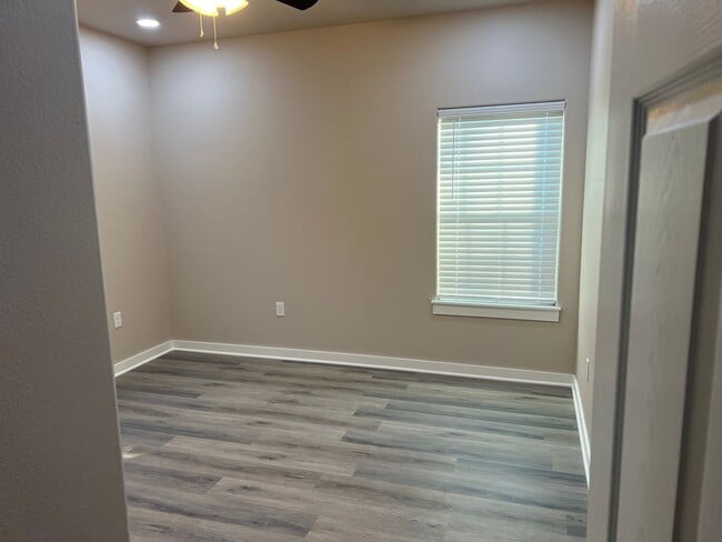 Building Photo - 923 Callie Ave