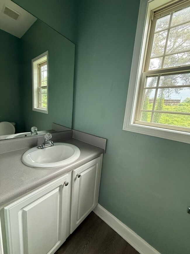 Building Photo - Spacious Two Bedroom Home