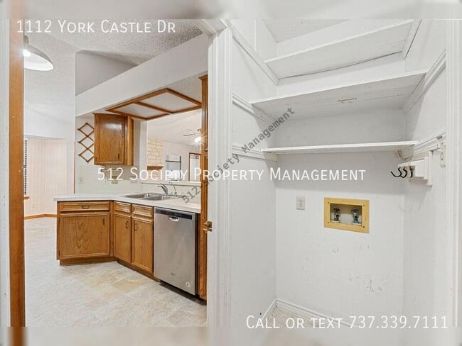 Building Photo - 1112 York Castle Dr