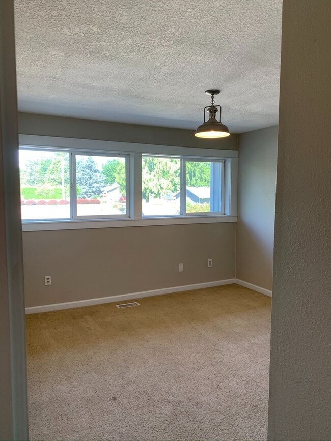 Building Photo - Large Four Bedroom House in Newberg