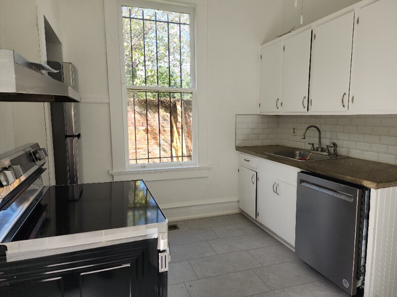 Building Photo - 106 S Bayou St