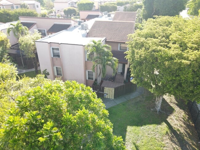 Building Photo - 445 W Park Dr