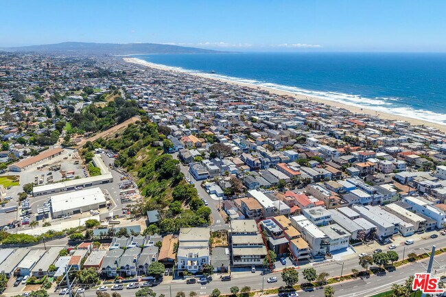 Building Photo - 472 Rosecrans Ave