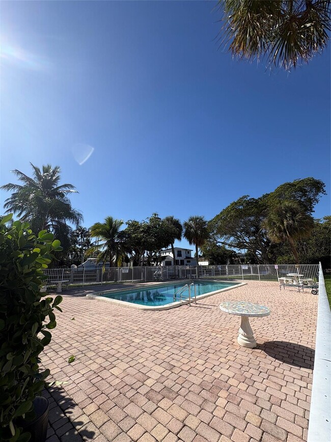 Building Photo - 101 SE 6th Ave