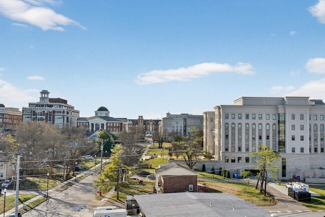 Building Photo - 1900 12th Ave S