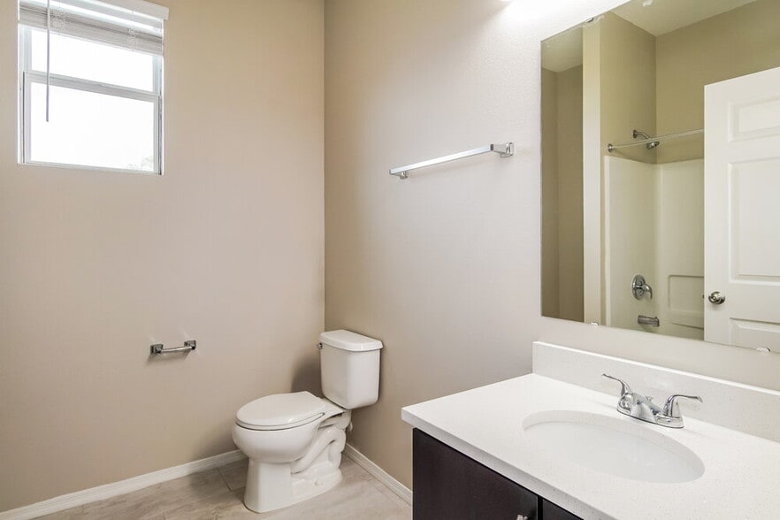 Building Photo - 1557 Regent Ct