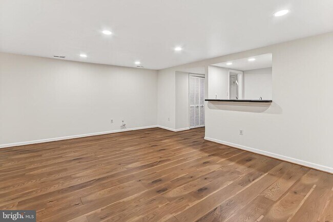 Building Photo - 4021 Lake Glen Rd