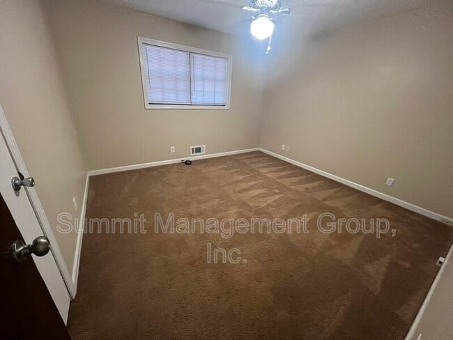 Building Photo - 916 Curry Cir SE