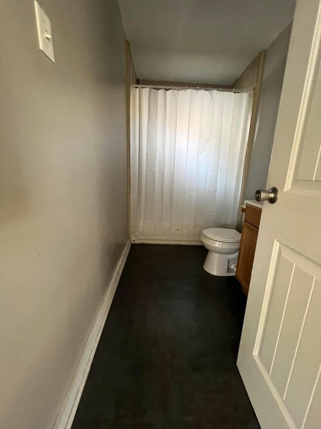 Building Photo - 402 N Cedar St