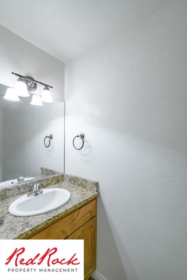 Building Photo - End Unit, DOG-FRIENDLY 3 Bedroom Townhome ...