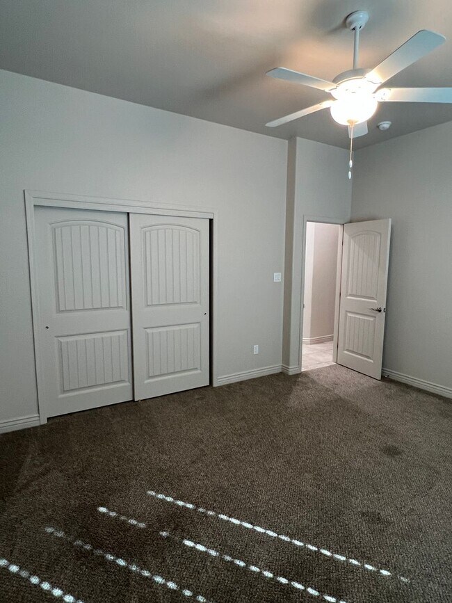 Building Photo - 4 BEDROOM HOME!