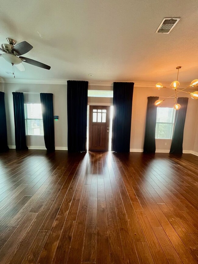 Building Photo - 3/2 Single Story Conveniently Located to D...