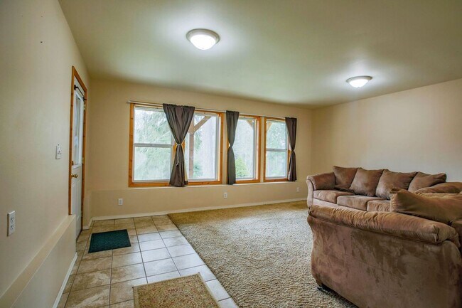 Building Photo - Lovely Home and Property Located on Honeym...