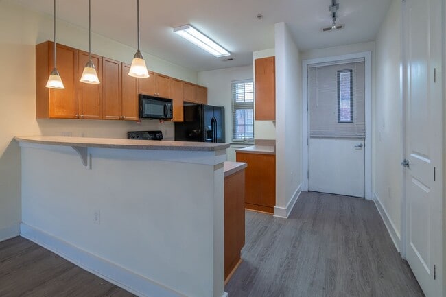 Building Photo - Wonderful 2bd/2bth uptown condo! lots of space in a beautiful building