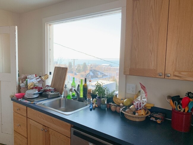 Building Photo - PRELEASING: Bay view 4 Bdrm/1.5 bath on High St!