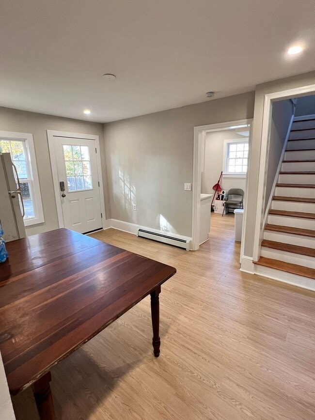 Building Photo - Pennington Rd, Ewing, NJ – 6BR / 2BA. Large single-family home near TCNJ with spacious driveway