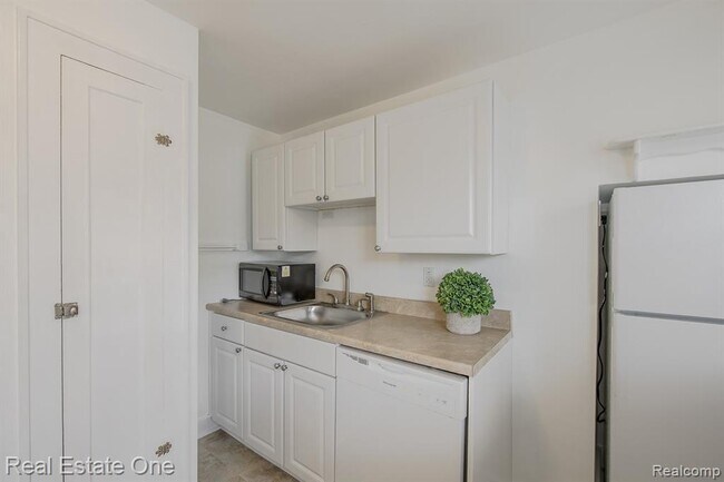 Building Photo - 122 W Houstonia Ave