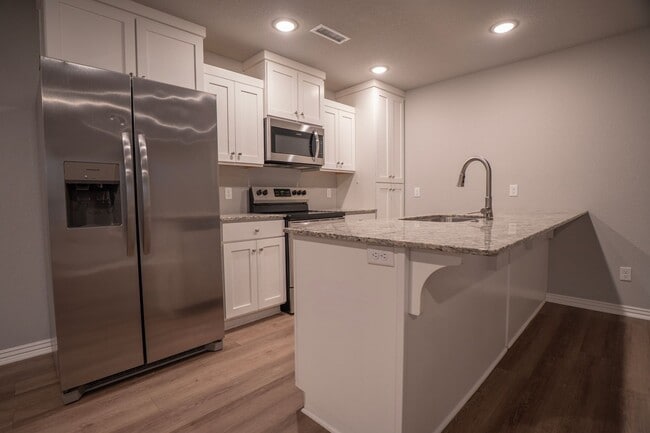 Building Photo - Beautiful 3 Bedroom 2 Bath Duplex!