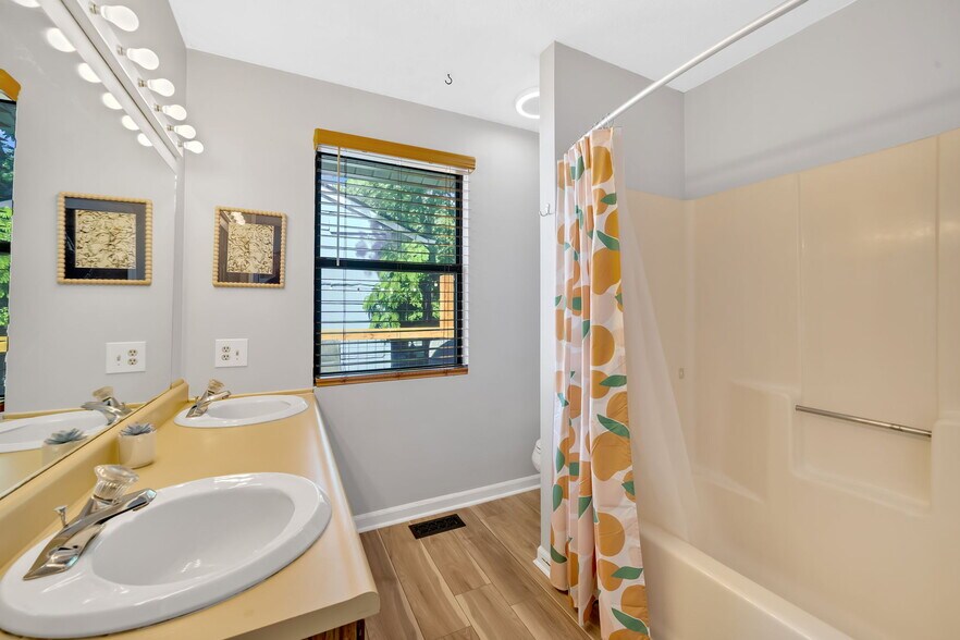 Building Photo - 7645 Chatham Cir
