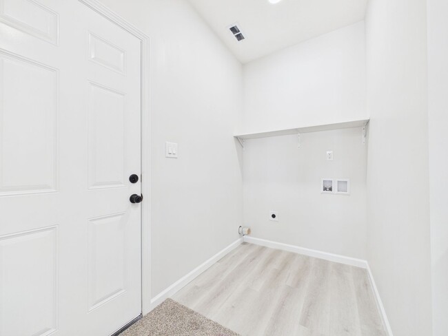 Building Photo - 204 S Woodworth Ave
