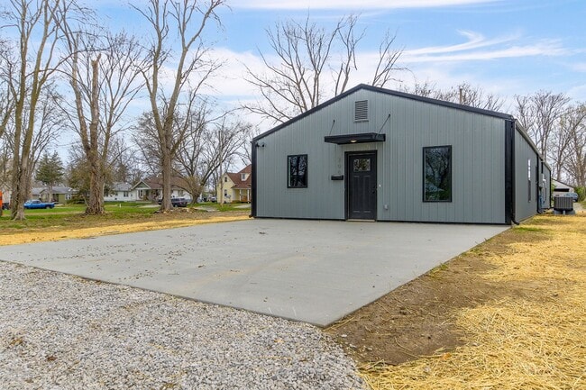 Building Photo - 204 3rd Ave