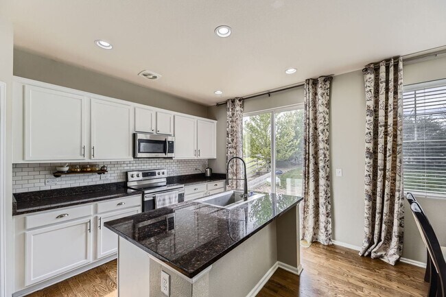 Building Photo - Beautiful 2 story 2,518 sq ft 4 bed 2.5 bath single family home