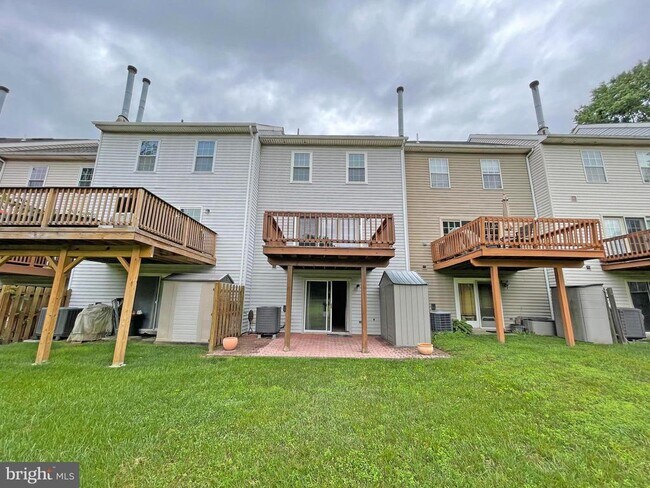 Primary Photo - 4006 Forest Valley Rd