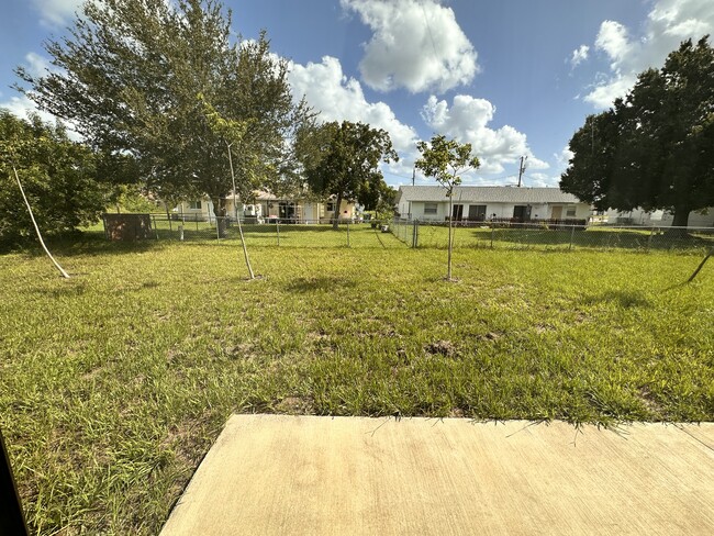 Building Photo - 528 SE 4th Terrace