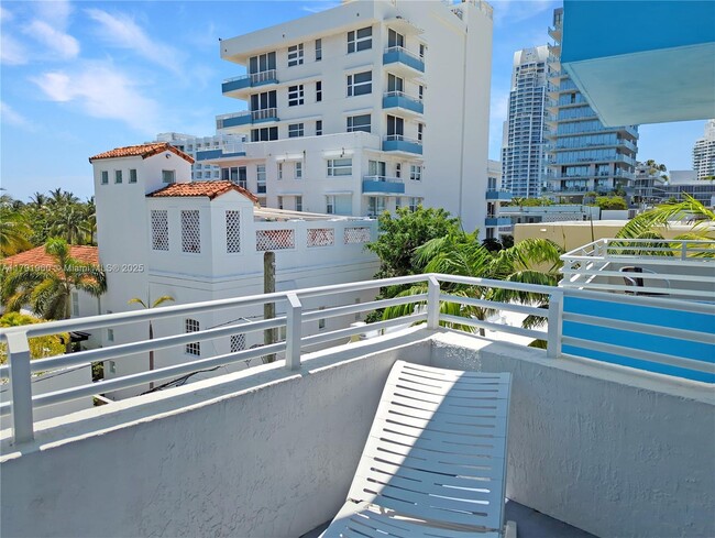Building Photo - 225 Collins Ave