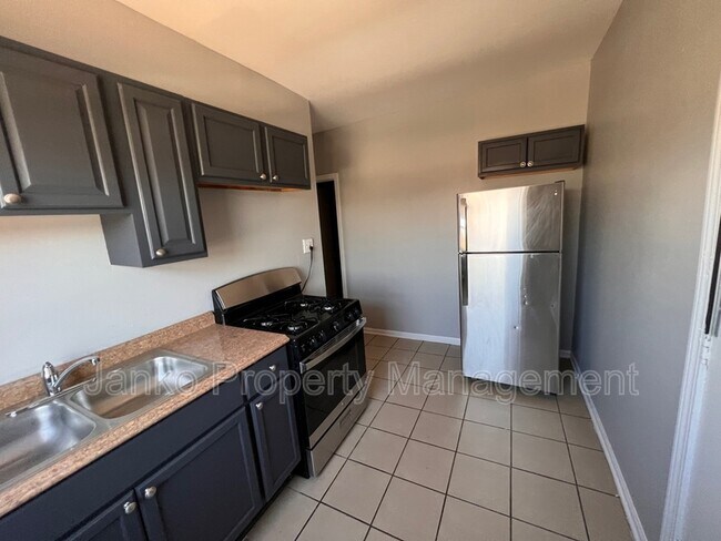 Building Photo - 3725 W Grand Ave