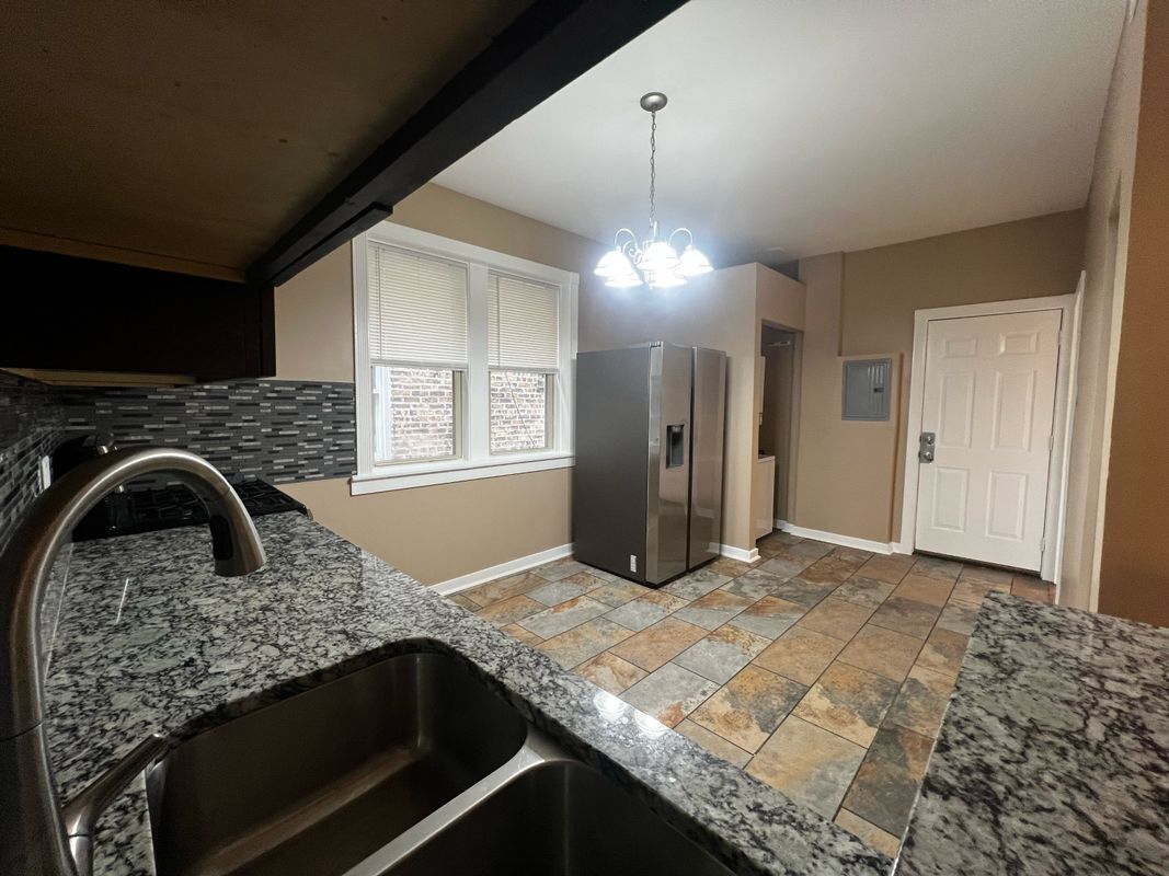 Building Photo - 735 N Hamlin Ave