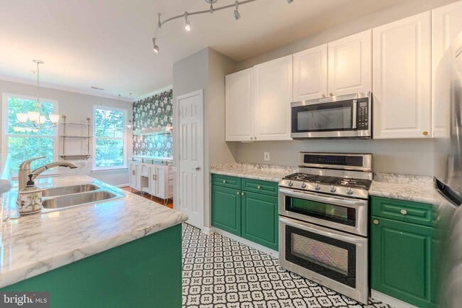 Building Photo - 2663 Manhattan Pl