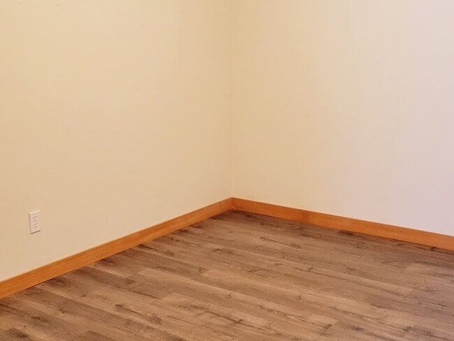 Building Photo - Lovely 2 Bedroom Townhouse Within Walking Distance to Historic Downtown Poulsbo
