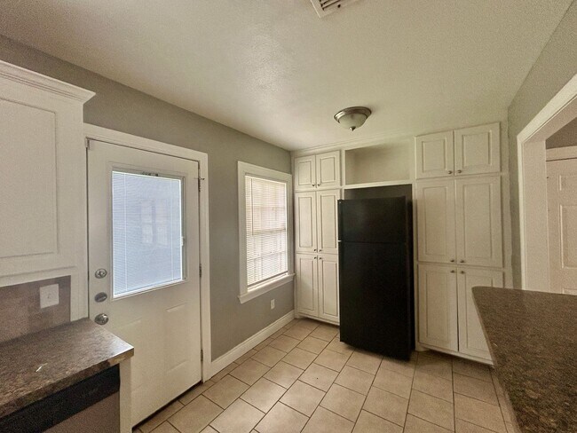 Building Photo - 3 bed 1 bath close to Texas Tech