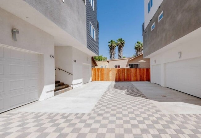 Building Photo - 429 1/2 Heliotrope Dr
