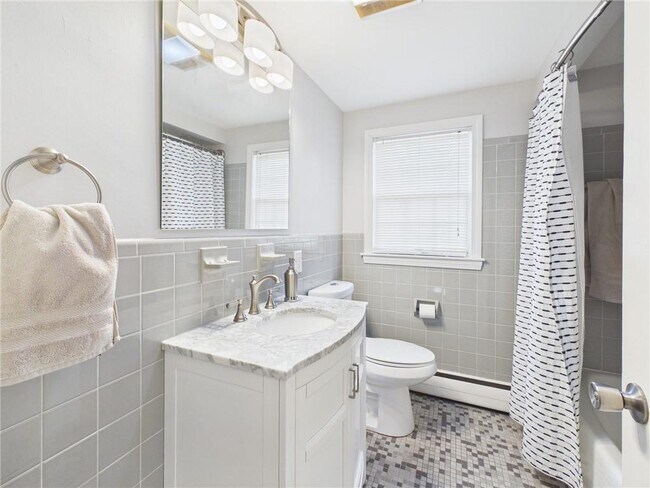 Building Photo - 449 Love Ln