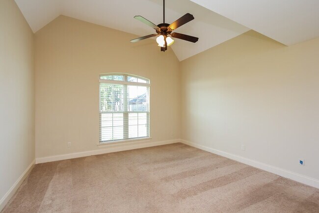 Building Photo - 3167 Pinetree Loop N