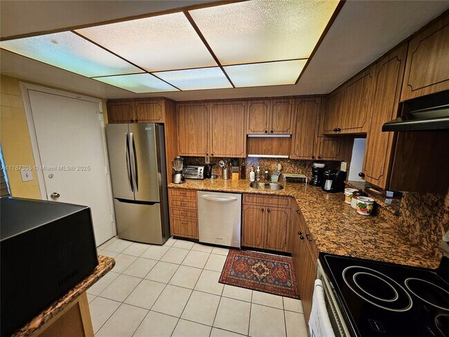 Building Photo - 1501 NE Miami Gardens Dr