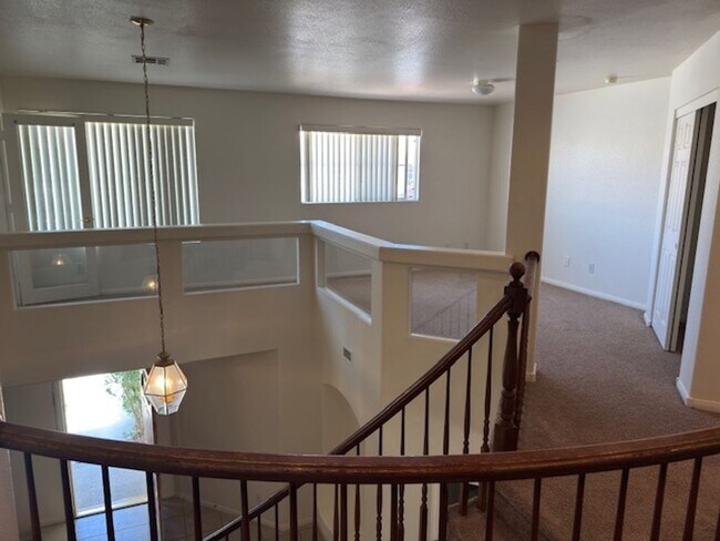 Building Photo - LARGE Spacious 5 Bedroom Single Family Home!!