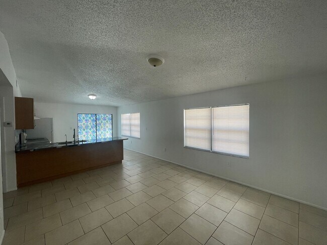 Building Photo - 6821 N Manhattan Ave